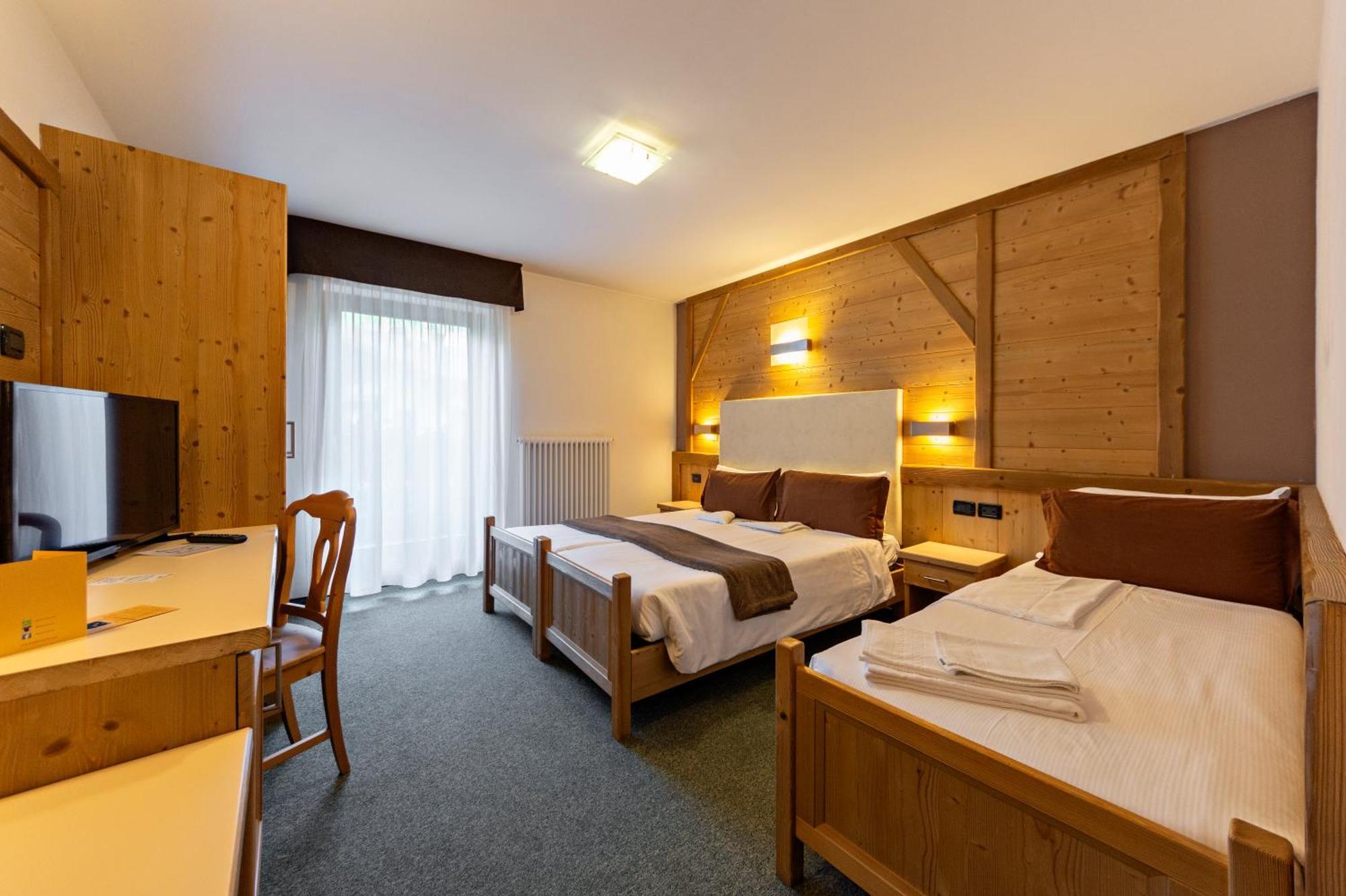 Flos Hotel Моэна Экстерьер фото